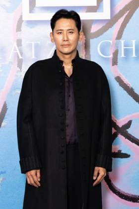 Xiaoguang Yu au photocall du défilé Shiatzi Chen Collection Femme Prêt à Porter Printemps Eté 2026 au palais de Tokyo lors de la Fashion Week de Paris PFW , le 6 octobre 2025 Julien Sarkissian Bestimage Photocall of Shiatzi Chen Women Ready to Wear Spring Summer 2026 Collection fashion show, during Paris Fashion Week, on October 6th, 2025 Paris France  Copyright: xJulienxSarkissianx xBestimagexJulienxSarkissianx xBestimagex