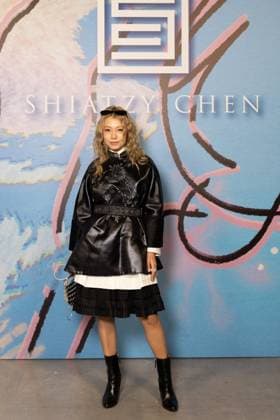 Guest au photocall du défilé Shiatzi Chen Collection Femme Prêt à Porter Printemps Eté 2026 au palais de Tokyo lors de la Fashion Week de Paris PFW , le 6 octobre 2025 Julien Sarkissian Bestimage Photocall of Shiatzi Chen Women Ready to Wear Spring Summer 2026 Collection fashion show, during Paris Fashion Week, on October 6th, 2025 Paris France  Copyright: xJulienxSarkissianx xBestimagexJulienxSarkissianx xBestimagex