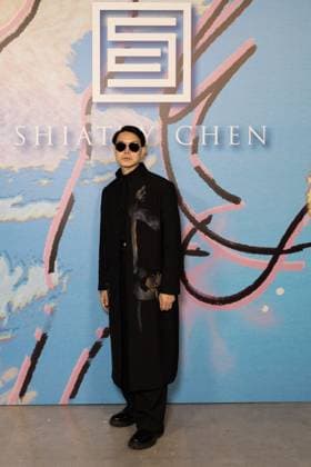Guest au photocall du défilé Shiatzi Chen Collection Femme Prêt à Porter Printemps Eté 2026 au palais de Tokyo lors de la Fashion Week de Paris PFW , le 6 octobre 2025 Julien Sarkissian Bestimage Photocall of Shiatzi Chen Women Ready to Wear Spring Summer 2026 Collection fashion show, during Paris Fashion Week, on October 6th, 2025 Paris France  Copyright: xJulienxSarkissianx xBestimagexJulienxSarkissianx xBestimagex