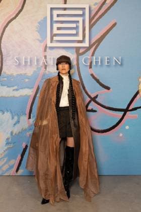 Guest au photocall du défilé Shiatzi Chen Collection Femme Prêt à Porter Printemps Eté 2026 au palais de Tokyo lors de la Fashion Week de Paris PFW , le 6 octobre 2025 Julien Sarkissian Bestimage Photocall of Shiatzi Chen Women Ready to Wear Spring Summer 2026 Collection fashion show, during Paris Fashion Week, on October 6th, 2025 Paris France  Copyright: xJulienxSarkissianx xBestimagexJulienxSarkissianx xBestimagex