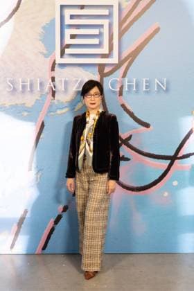 Guest au photocall du défilé Shiatzi Chen Collection Femme Prêt à Porter Printemps Eté 2026 au palais de Tokyo lors de la Fashion Week de Paris PFW , le 6 octobre 2025 Julien Sarkissian Bestimage Photocall of Shiatzi Chen Women Ready to Wear Spring Summer 2026 Collection fashion show, during Paris Fashion Week, on October 6th, 2025 Paris France  Copyright: xJulienxSarkissianx xBestimagexJulienxSarkissianx xBestimagex