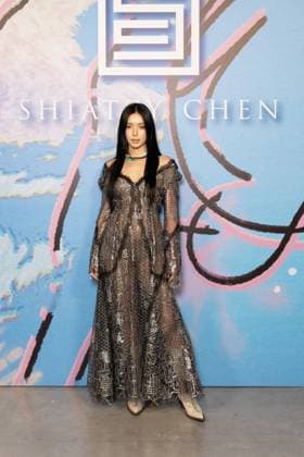Guest au photocall du défilé Shiatzi Chen Collection Femme Prêt à Porter Printemps Eté 2026 au palais de Tokyo lors de la Fashion Week de Paris PFW , le 6 octobre 2025 Julien Sarkissian Bestimage Photocall of Shiatzi Chen Women Ready to Wear Spring Summer 2026 Collection fashion show, during Paris Fashion Week, on October 6th, 2025 Paris France  Copyright: xJulienxSarkissianx xBestimagexJulienxSarkissianx xBestimagex