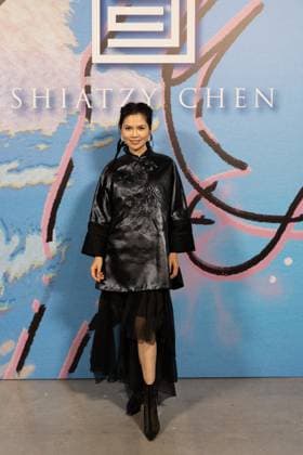 Guest au photocall du défilé Shiatzi Chen Collection Femme Prêt à Porter Printemps Eté 2026 au palais de Tokyo lors de la Fashion Week de Paris PFW , le 6 octobre 2025 Julien Sarkissian Bestimage Photocall of Shiatzi Chen Women Ready to Wear Spring Summer 2026 Collection fashion show, during Paris Fashion Week, on October 6th, 2025 Paris France  Copyright: xJulienxSarkissianx xBestimagexJulienxSarkissianx xBestimagex