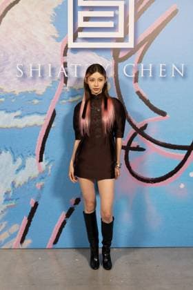 Guest au photocall du défilé Shiatzi Chen Collection Femme Prêt à Porter Printemps Eté 2026 au palais de Tokyo lors de la Fashion Week de Paris PFW , le 6 octobre 2025 Julien Sarkissian Bestimage Photocall of Shiatzi Chen Women Ready to Wear Spring Summer 2026 Collection fashion show, during Paris Fashion Week, on October 6th, 2025 Paris France  Copyright: xJulienxSarkissianx xBestimagexJulienxSarkissianx xBestimagex