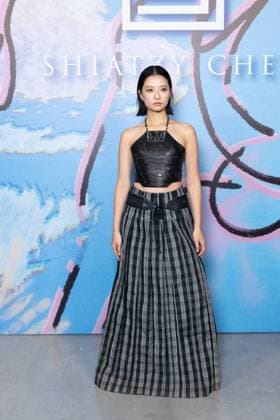 Guest au photocall du défilé Shiatzi Chen Collection Femme Prêt à Porter Printemps Eté 2026 au palais de Tokyo lors de la Fashion Week de Paris PFW , le 6 octobre 2025 Julien Sarkissian Bestimage Photocall of Shiatzi Chen Women Ready to Wear Spring Summer 2026 Collection fashion show, during Paris Fashion Week, on October 6th, 2025 Paris France  Copyright: xJulienxSarkissianx xBestimagexJulienxSarkissianx xBestimagex