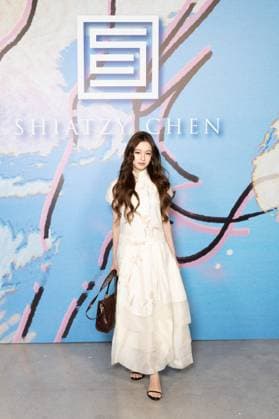 Guest au photocall du défilé Shiatzi Chen Collection Femme Prêt à Porter Printemps Eté 2026 au palais de Tokyo lors de la Fashion Week de Paris PFW , le 6 octobre 2025 Julien Sarkissian Bestimage Photocall of Shiatzi Chen Women Ready to Wear Spring Summer 2026 Collection fashion show, during Paris Fashion Week, on October 6th, 2025 Paris France  Copyright: xJulienxSarkissianx xBestimagexJulienxSarkissianx xBestimagex