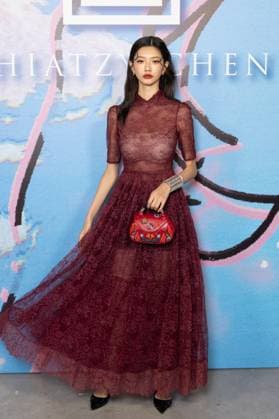 I Hua Wu au photocall du défilé Shiatzi Chen Collection Femme Prêt à Porter Printemps Eté 2026 au palais de Tokyo lors de la Fashion Week de Paris PFW , le 6 octobre 2025 Julien Sarkissian Bestimage Photocall of Shiatzi Chen Women Ready to Wear Spring Summer 2026 Collection fashion show, during Paris Fashion Week, on October 6th, 2025 Paris France  Copyright: xJulienxSarkissianx xBestimagexJulienxSarkissianx xBestimagex