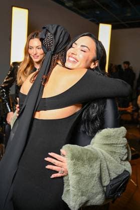 Exclusif Lena Mahfouf Lena Situations et Demi Lovato au Front Row du défilé COPERNI Collection Femme Prêt à Porter Printemps Eté 2026 lors de la Fashion Week de Paris PFW , au Centre Pompidou, à Paris, France, le 6 octobre 2026 Pierre Perusseau Bestimage Exclusive Front Row Coperni Fashion Show Ready to Wear Collection Spring Summer 2026 during Paris Fashion Week on 6, october, 2025 Paris France  Copyright: xTizianoxDaxSilvax-xPierrexPerusseaux xBestimagexTizianoxDaxSilvax-xPierrexPerusseaux xBestimagex
