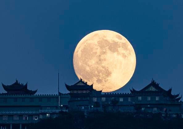 (251006) -- BEIJING, Oct. 6, 2025 -- A full moon is pictured in Cangnan County of Wenzhou, east China s Zhejiang Province, Oct. 6, 2025. Monday marks this year s Mid-Autumn Festival, which is celebrated annually on the 15th day of the eighth month in the Chinese lunar calendar. People across China admire the full moon to celebrate the traditional holiday. (Photo by Xinhua) CHINA-MID-AUTUMN FESTIVAL-MOON (CN) SuxQiaojiang 