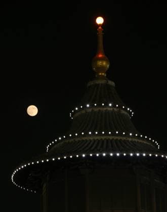 (251006) -- BEIJING, Oct. 6, 2025 -- A full moon is pictured in Yangzhou, east China s Jiangsu Province, Oct. 6, 2025. Monday marks this year s Mid-Autumn Festival, which is celebrated annually on the 15th day of the eighth month in the Chinese lunar calendar. People across China admire the full moon to celebrate the traditional holiday. (Photo by Xinhua) CHINA-MID-AUTUMN FESTIVAL-MOON (CN) MengxDelong 