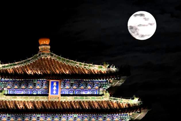 (251006) -- BEIJING, Oct. 6, 2025 -- A full moon is pictured near Jingshan Park in Beijing, capital of China, Oct. 6, 2025. Monday marks this year s Mid-Autumn Festival, which is celebrated annually on the 15th day of the eighth month in the Chinese lunar calendar. People across China admire the full moon to celebrate the traditional holiday. ) CHINA-MID-AUTUMN FESTIVAL-MOON (CN) LiuxJinhai 