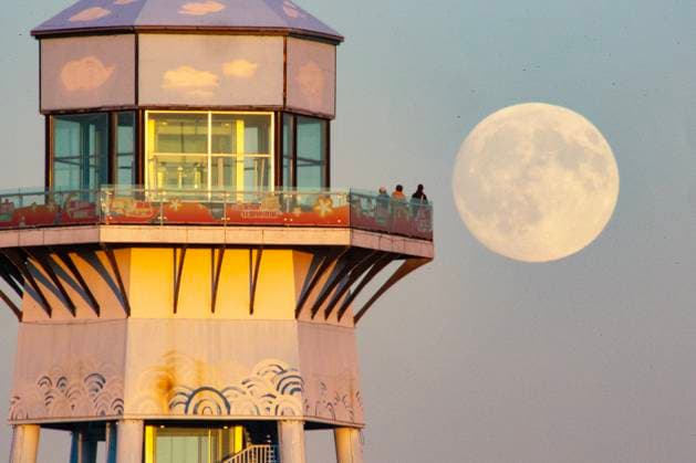 (251006) -- BEIJING, Oct. 6, 2025 -- Tourists watch the full moon at a park in Jiamusi, northeast China s Heilongjiang Province, Oct. 6, 2025. Monday marks this year s Mid-Autumn Festival, which is celebrated annually on the 15th day of the eighth month in the Chinese lunar calendar. People across China admire the full moon to celebrate the traditional holiday. (Photo by Xinhua) CHINA-MID-AUTUMN FESTIVAL-MOON (CN) QuxYubao 