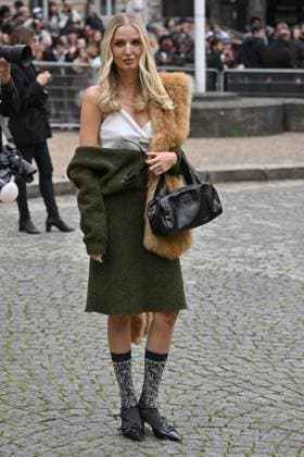 PFW Miu Miu Outside Arrivals Leonie Hanne arriving at Miu Miu show during Paris Fashion Week in Paris, France on October 6, 2025. Photo by Julien Reynaud APS-Medias ABACAPRESS.COM Paris France  Copyright: xReynaudxJulien APS-Medias ABACAx