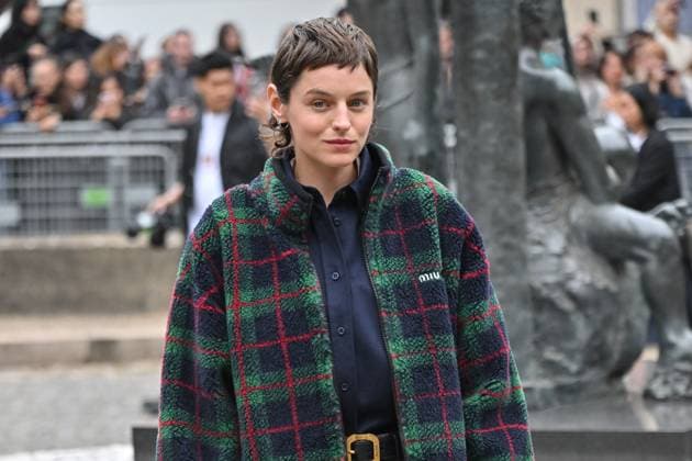 PFW Miu Miu Outside Arrivals Emma Corrin arriving at Miu Miu show during Paris Fashion Week in Paris, France on October 6, 2025. Photo by Julien Reynaud APS-Medias ABACAPRESS.COM Paris France  Copyright: xReynaudxJulien APS-Medias ABACAx