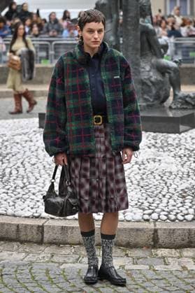 PFW Miu Miu Outside Arrivals Emma Corrin arriving at Miu Miu show during Paris Fashion Week in Paris, France on October 6, 2025. Photo by Julien Reynaud APS-Medias ABACAPRESS.COM Paris France  Copyright: xReynaudxJulien APS-Medias ABACAx
