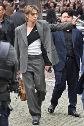 PFW Miu Miu Outside Arrivals Guest arriving at Miu Miu show during Paris Fashion Week in Paris, France on October 6, 2025. Photo by Julien Reynaud APS-Medias ABACAPRESS.COM Paris France  Copyright: xReynaudxJulien APS-Medias ABACAx