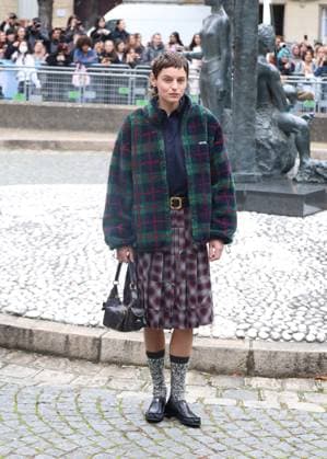 Emma Corrin at the arrivals of the Miu Miu Fashion Show Ready to Wear Women Collection Spring Summer 2026 during Paris Fashion Week PFW , at the Economic, Social and Environmental Council, Palais d lena, in Paris, France, on October 6, 2025 Denis Guignebourg Bestimage Arrivals Balenciaga Fashion Show Ready to Wear Collection Spring Summer 2026 during Paris Fashion Week on 6, october, 2025 Paris France  Copyright: xDenisxGuignebourgx xBestimagexDenisxGuignebourgx xBestimagex