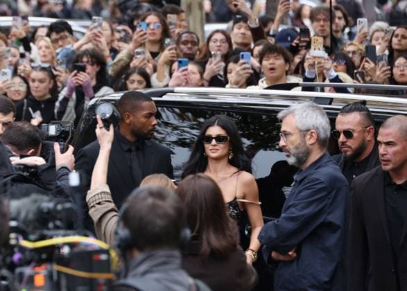 Kylie Jenner at the arrivals of the fashion show Miu Miu Collection Femme Prêt à Porter Printemps Eté 2026 during Paris Fashion Week PFW , au Conseil Économique, social et environnemental, Palais d lena, à Paris, France, le 6 octobre 2025 Denis Guignebourg Bestimage Arrivals Balenciaga Fashion Show Ready to Wear Collection Spring Summer 2026 during Paris Fashion Week on 6, october, 2025 Paris France  Copyright: xDenisxGuignebourgx xBestimagexDenisxGuignebourgx xBestimagex