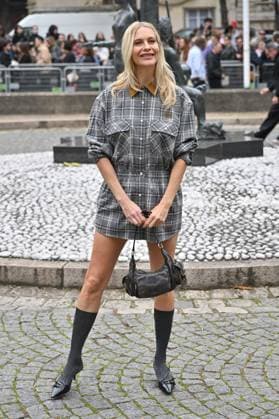 PFW Miu Miu Outside Arrivals Poppy Delevingne arriving at Miu Miu show during Paris Fashion Week in Paris, France on October 6, 2025. Photo by Julien Reynaud APS-Medias ABACAPRESS.COM Paris France  Copyright: xReynaudxJulien APS-Medias ABACAx