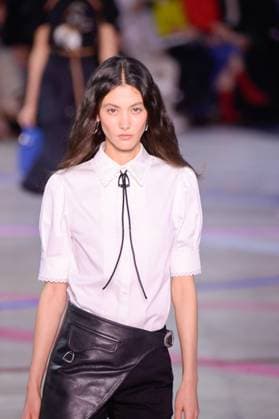 PFW - Shiatzy Chen Runway A model walks the runway during the Shiatzy Chen Womenswear Spring Summer 2026 show as part of Paris Fashion Week on October 6, 2025 in Paris, France. Photo by Jana Call me J ABACAPRESS.COM Paris Ile de France France  Copyright: xJanaxCallxmexJ ABACAx
