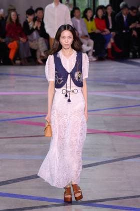 PFW - Shiatzy Chen Runway A model walks the runway during the Shiatzy Chen Womenswear Spring Summer 2026 show as part of Paris Fashion Week on October 6, 2025 in Paris, France. Photo by Jana Call me J ABACAPRESS.COM Paris Ile de France France  Copyright: xJanaxCallxmexJ ABACAx