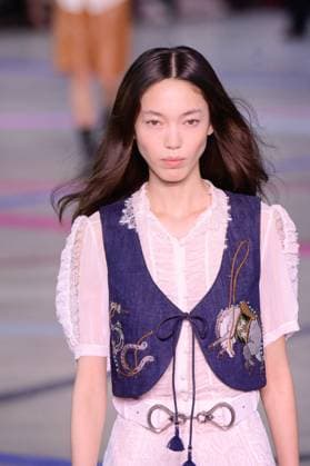 PFW - Shiatzy Chen Runway A model walks the runway during the Shiatzy Chen Womenswear Spring Summer 2026 show as part of Paris Fashion Week on October 6, 2025 in Paris, France. Photo by Jana Call me J ABACAPRESS.COM Paris Ile de France France  Copyright: xJanaxCallxmexJ ABACAx