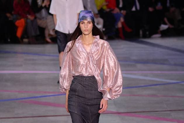 PFW - Shiatzy Chen Runway A model walks the runway during the Shiatzy Chen Womenswear Spring Summer 2026 show as part of Paris Fashion Week on October 6, 2025 in Paris, France. Photo by Jana Call me J ABACAPRESS.COM Paris Ile de France France  Copyright: xJanaxCallxmexJ ABACAx