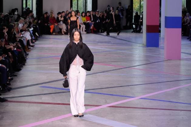 PFW - Shiatzy Chen Runway A model walks the runway during the Shiatzy Chen Womenswear Spring Summer 2026 show as part of Paris Fashion Week on October 6, 2025 in Paris, France. Photo by Jana Call me J ABACAPRESS.COM Paris Ile de France France  Copyright: xJanaxCallxmexJ ABACAx