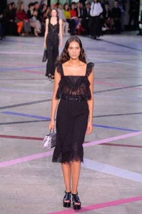PFW - Shiatzy Chen Runway A model walks the runway during the Shiatzy Chen Womenswear Spring Summer 2026 show as part of Paris Fashion Week on October 6, 2025 in Paris, France. Photo by Jana Call me J ABACAPRESS.COM Paris Ile de France France  Copyright: xJanaxCallxmexJ ABACAx