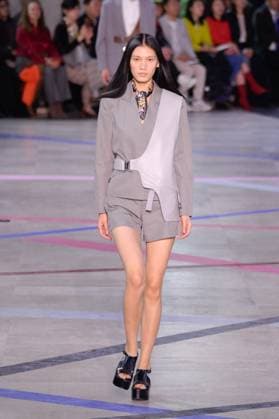 PFW - Shiatzy Chen Runway A model walks the runway during the Shiatzy Chen Womenswear Spring Summer 2026 show as part of Paris Fashion Week on October 6, 2025 in Paris, France. Photo by Jana Call me J ABACAPRESS.COM Paris Ile de France France  Copyright: xJanaxCallxmexJ ABACAx