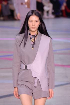 PFW - Shiatzy Chen Runway A model walks the runway during the Shiatzy Chen Womenswear Spring Summer 2026 show as part of Paris Fashion Week on October 6, 2025 in Paris, France. Photo by Jana Call me J ABACAPRESS.COM Paris Ile de France France  Copyright: xJanaxCallxmexJ ABACAx