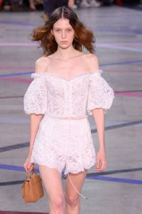 PFW - Shiatzy Chen Runway A model walks the runway during the Shiatzy Chen Womenswear Spring Summer 2026 show as part of Paris Fashion Week on October 6, 2025 in Paris, France. Photo by Jana Call me J ABACAPRESS.COM Paris Ile de France France  Copyright: xJanaxCallxmexJ ABACAx