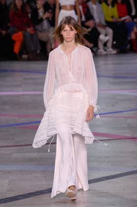 PFW - Shiatzy Chen Runway A model walks the runway during the Shiatzy Chen Womenswear Spring Summer 2026 show as part of Paris Fashion Week on October 6, 2025 in Paris, France. Photo by Jana Call me J ABACAPRESS.COM Paris Ile de France France  Copyright: xJanaxCallxmexJ ABACAx