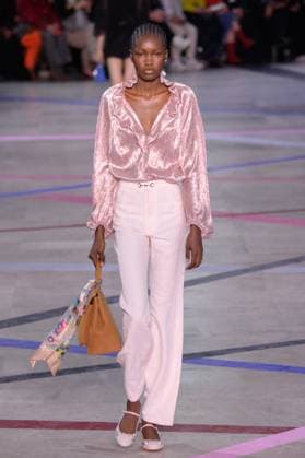 PFW - Shiatzy Chen Runway A model walks the runway during the Shiatzy Chen Womenswear Spring Summer 2026 show as part of Paris Fashion Week on October 6, 2025 in Paris, France. Photo by Jana Call me J ABACAPRESS.COM Paris Ile de France France  Copyright: xJanaxCallxmexJ ABACAx