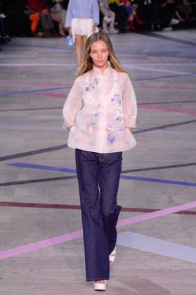 PFW - Shiatzy Chen Runway A model walks the runway during the Shiatzy Chen Womenswear Spring Summer 2026 show as part of Paris Fashion Week on October 6, 2025 in Paris, France. Photo by Jana Call me J ABACAPRESS.COM Paris Ile de France France  Copyright: xJanaxCallxmexJ ABACAx