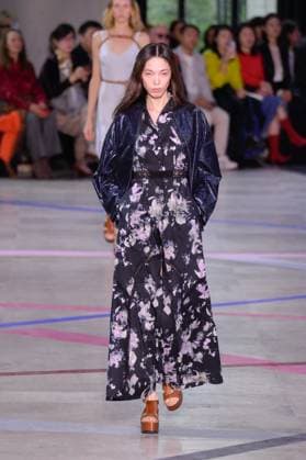 PFW - Shiatzy Chen Runway A model walks the runway during the Shiatzy Chen Womenswear Spring Summer 2026 show as part of Paris Fashion Week on October 6, 2025 in Paris, France. Photo by Jana Call me J ABACAPRESS.COM Paris Ile de France France  Copyright: xJanaxCallxmexJ ABACAx