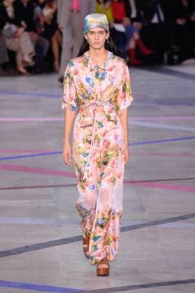PFW - Shiatzy Chen Runway A model walks the runway during the Shiatzy Chen Womenswear Spring Summer 2026 show as part of Paris Fashion Week on October 6, 2025 in Paris, France. Photo by Jana Call me J ABACAPRESS.COM Paris Ile de France France  Copyright: xJanaxCallxmexJ ABACAx