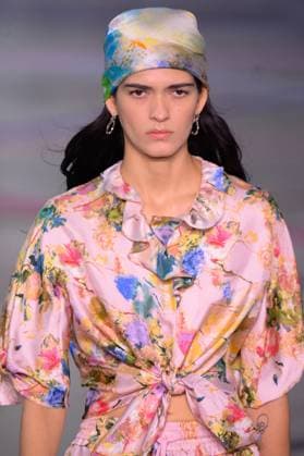 PFW - Shiatzy Chen Runway A model walks the runway during the Shiatzy Chen Womenswear Spring Summer 2026 show as part of Paris Fashion Week on October 6, 2025 in Paris, France. Photo by Jana Call me J ABACAPRESS.COM Paris Ile de France France  Copyright: xJanaxCallxmexJ ABACAx