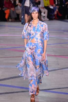 PFW - Shiatzy Chen Runway A model walks the runway during the Shiatzy Chen Womenswear Spring Summer 2026 show as part of Paris Fashion Week on October 6, 2025 in Paris, France. Photo by Jana Call me J ABACAPRESS.COM Paris Ile de France France  Copyright: xJanaxCallxmexJ ABACAx