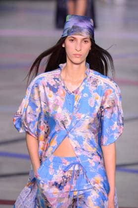 PFW - Shiatzy Chen Runway A model walks the runway during the Shiatzy Chen Womenswear Spring Summer 2026 show as part of Paris Fashion Week on October 6, 2025 in Paris, France. Photo by Jana Call me J ABACAPRESS.COM Paris Ile de France France  Copyright: xJanaxCallxmexJ ABACAx