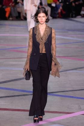 PFW - Shiatzy Chen Runway A model walks the runway during the Shiatzy Chen Womenswear Spring Summer 2026 show as part of Paris Fashion Week on October 6, 2025 in Paris, France. Photo by Jana Call me J ABACAPRESS.COM Paris Ile de France France  Copyright: xJanaxCallxmexJ ABACAx