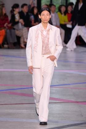 PFW - Shiatzy Chen Runway A model walks the runway during the Shiatzy Chen Womenswear Spring Summer 2026 show as part of Paris Fashion Week on October 6, 2025 in Paris, France. Photo by Jana Call me J ABACAPRESS.COM Paris Ile de France France  Copyright: xJanaxCallxmexJ ABACAx