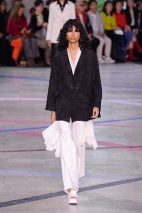 PFW - Shiatzy Chen Runway A model walks the runway during the Shiatzy Chen Womenswear Spring Summer 2026 show as part of Paris Fashion Week on October 6, 2025 in Paris, France. Photo by Jana Call me J ABACAPRESS.COM Paris Ile de France France  Copyright: xJanaxCallxmexJ ABACAx