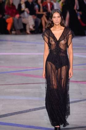 PFW - Shiatzy Chen Runway A model walks the runway during the Shiatzy Chen Womenswear Spring Summer 2026 show as part of Paris Fashion Week on October 6, 2025 in Paris, France. Photo by Jana Call me J ABACAPRESS.COM Paris Ile de France France  Copyright: xJanaxCallxmexJ ABACAx