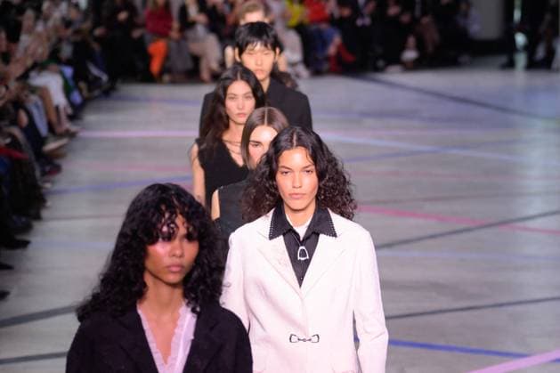 PFW - Shiatzy Chen Runway A model walks the runway during the Shiatzy Chen Womenswear Spring Summer 2026 show as part of Paris Fashion Week on October 6, 2025 in Paris, France. Photo by Jana Call me J ABACAPRESS.COM Paris Ile de France France  Copyright: xJanaxCallxmexJ ABACAx
