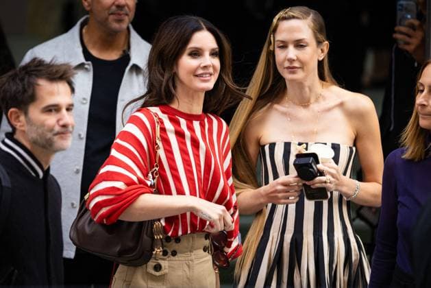 Lana Del Rey signs autographs outside Zimmermann during the Womenswear Collection Prêt à Porter Printemps Eté 2026 as part of Paris Fashion Week PFW , au Carreau du Temple, à Paris, France, le 6 octobre 2025 Julien Sarkissian Bestimage Lana Del Rey is seen outside Zimmermann during the Womenswear Spring Summer 2026 as part of Paris Fashion Week on October 06, 2025 in Paris, France Paris France  Copyright: xJulienxSarkissianx xBestimagexJulienxSarkissianx xBestimagex
