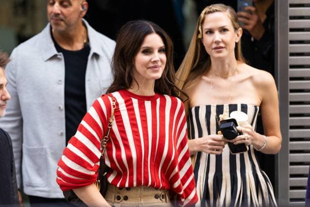 Lana Del Rey signs autographs outside Zimmermann during the Womenswear Collection Prêt à Porter Printemps Eté 2026 as part of Paris Fashion Week PFW , au Carreau du Temple, à Paris, France, le 6 octobre 2025 Julien Sarkissian Bestimage Lana Del Rey is seen outside Zimmermann during the Womenswear Spring Summer 2026 as part of Paris Fashion Week on October 06, 2025 in Paris, France Paris France  Copyright: xJulienxSarkissianx xBestimagexJulienxSarkissianx xBestimagex