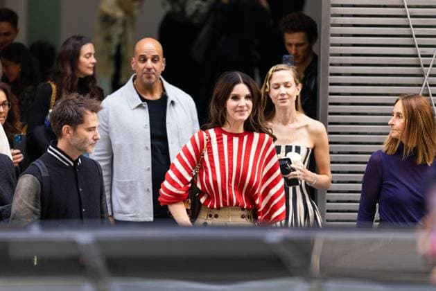 Lana Del Rey signs autographs outside Zimmermann during the Womenswear Collection Prêt à Porter Printemps Eté 2026 as part of Paris Fashion Week PFW , au Carreau du Temple, à Paris, France, le 6 octobre 2025 Julien Sarkissian Bestimage Lana Del Rey is seen outside Zimmermann during the Womenswear Spring Summer 2026 as part of Paris Fashion Week on October 06, 2025 in Paris, France Paris France  Copyright: xJulienxSarkissianx xBestimagexJulienxSarkissianx xBestimagex