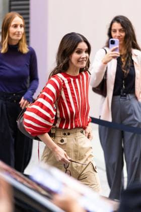 Lana Del Rey signs autographs outside Zimmermann during the Womenswear Collection Prêt à Porter Printemps Eté 2026 as part of Paris Fashion Week PFW , au Carreau du Temple, à Paris, France, le 6 octobre 2025 Julien Sarkissian Bestimage Lana Del Rey is seen outside Zimmermann during the Womenswear Spring Summer 2026 as part of Paris Fashion Week on October 06, 2025 in Paris, France Paris France  Copyright: xJulienxSarkissianx xBestimagexJulienxSarkissianx xBestimagex