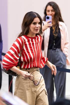 Lana Del Rey signs autographs outside Zimmermann during the Womenswear Collection Prêt à Porter Printemps Eté 2026 as part of Paris Fashion Week PFW , au Carreau du Temple, à Paris, France, le 6 octobre 2025 Julien Sarkissian Bestimage Lana Del Rey is seen outside Zimmermann during the Womenswear Spring Summer 2026 as part of Paris Fashion Week on October 06, 2025 in Paris, France Paris France  Copyright: xJulienxSarkissianx xBestimagexJulienxSarkissianx xBestimagex